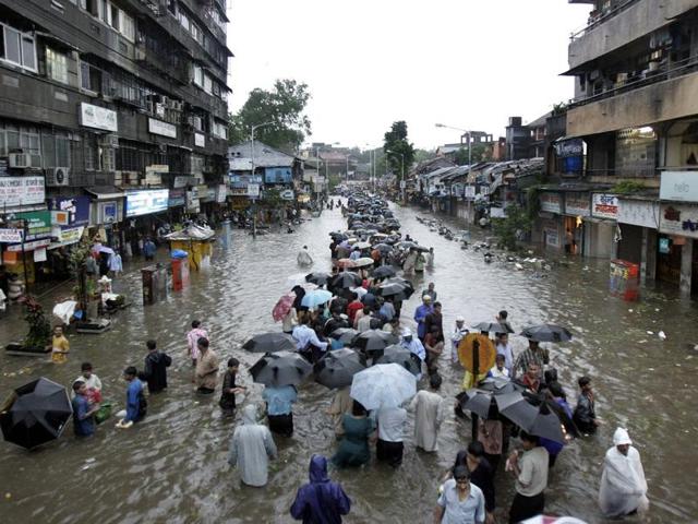 The panel found the efforts to prevent the flooding of the Mithi River, that affects several parts of the city during heavy rains, inadequate. The desilting of nullahs is not complete even with the monsoon barely a week away (HT FILE) The panel found the efforts to prevent the flooding of the Mithi River, that affects several parts of the city during heavy rains, inadequate. The desilting of nullahs is not complete even with the monsoon barely a week away (HT FILE)