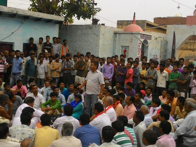Shiv Sena leader Mahesh Kumar Ahuja addressing the panchayat at Bisada village.(HT Photo)