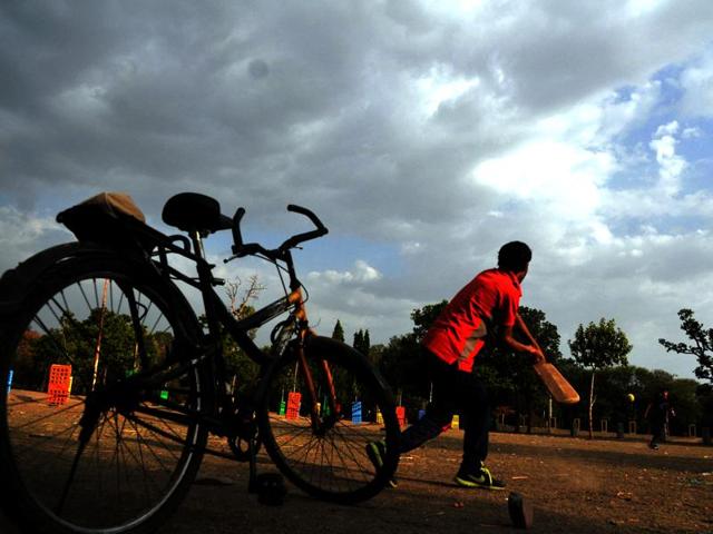 Dark clouds covered the sky in Indore on Tuesday evening.(Shankar Mourya/HT) Dark clouds covered the sky in Indore on Tuesday evening.(Shankar Mourya/HT)