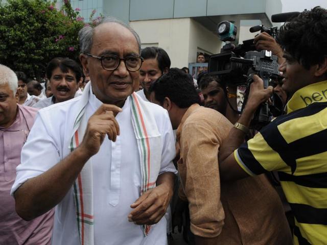 Congress workers demonstrating outside the EOW office in Bhopal on Wednesday.(Mujeeb Faruqui/HT photo)