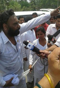 IS Gulati, Pathankot district chief of Congress Sewa Dal, speaks with the media and raises slogans after he was assaulted allegedly by party workers backing MLA Sukhjinder Singh Randhawa in Dinanagar on Wednesday. (Gurpreet Singh/HT Photo)