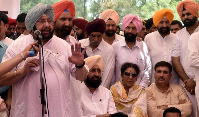 Congress MLA Sukhjinder Singh Randhawa stands right behind the party’s state unit chief Capt Amarinder Singh at a protest against the state government in Dinanagar on Wednesday. (Gurpreet Singh/HT Photo)