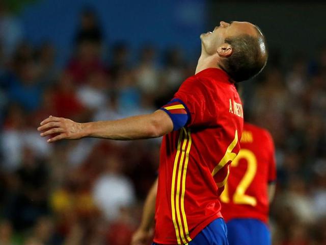 Spain's coach Vicente del Bosque (2nd from right) speaks with a technical assistant during the Euro 2016 friendly football match against Georgia at the Coliseum Alfonso Perez stadium in Getafe. (AFP Photo) Spain's coach Vicente del Bosque (2nd from right) speaks with a technical assistant during the Euro 2016 friendly football match against Georgia at the Coliseum Alfonso Perez stadium in Getafe. (AFP Photo)