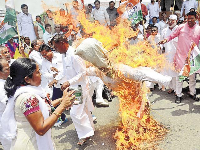 The woman was pouring kerosene on the effigy when she caught fire. (Sakib Ali/HT Photo) The woman was pouring kerosene on the effigy when she caught fire. (Sakib Ali/HT Photo)