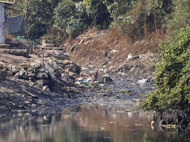 The primary reason for Mithi River overflowing every time the city witnesses a downpour is the silt and trash that is thrown in it, which obstructs the flow of water.(HT FILE)