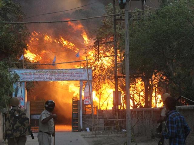 Ramvriksha Yadav (Centre) had led supporters to encroach the Jawahar Bagh park in Mathura for two years without much interference. Following his death, accusations have emerged that he was given political patronage that facilitated his actions. (Hindustan Times) Ramvriksha Yadav (Centre) had led supporters to encroach the Jawahar Bagh park in Mathura for two years without much interference. Following his death, accusations have emerged that he was given political patronage that facilitated his actions. (Hindustan Times)