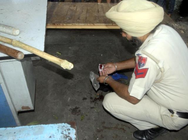The police investigating on the murder spot at the vegetable market in Ludhiana on Tuesday.(HT Photo)