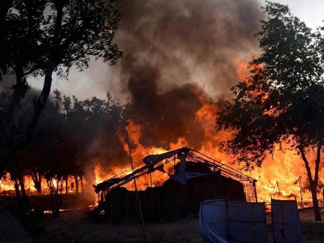 A fire break out after clashes between police and encroachers, believed to be of Azad Bharat Vidhik Vaicharik Kranti Satyagrahi, who were being evicted from Jawaharbagh in Mathura. (Hindustan Times) A fire break out after clashes between police and encroachers, believed to be of Azad Bharat Vidhik Vaicharik Kranti Satyagrahi, who were being evicted from Jawaharbagh in Mathura. (Hindustan Times)