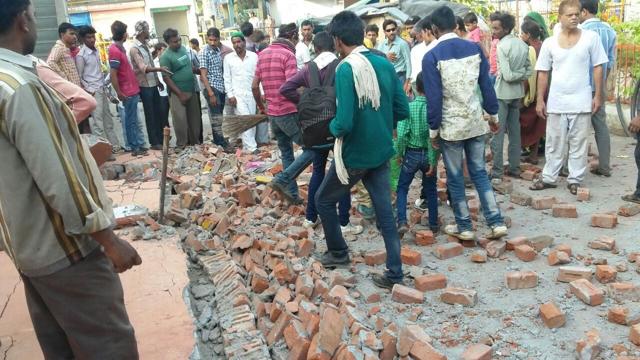 A 10-year-old girl died when an 800-feet-long wall collapsed at the Babudham railway station in Motihari on Wednesday.(Hindustan Times Photo)