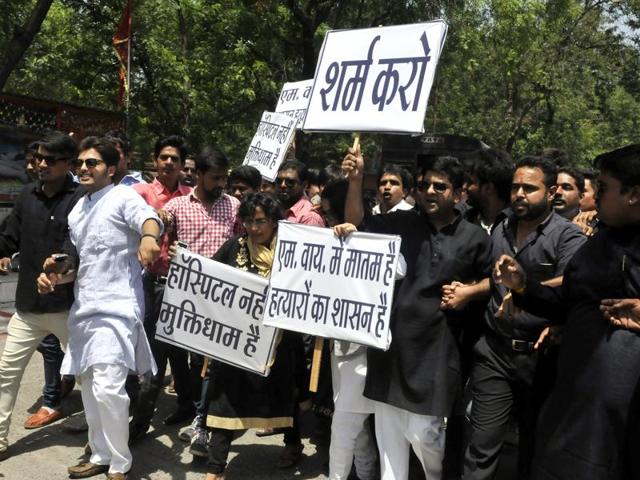 File photo of Youth Congress activists demonstrating against the MYH authorities in Indore.(Arun Mondhe/HT) File photo of Youth Congress activists demonstrating against the MYH authorities in Indore.(Arun Mondhe/HT)