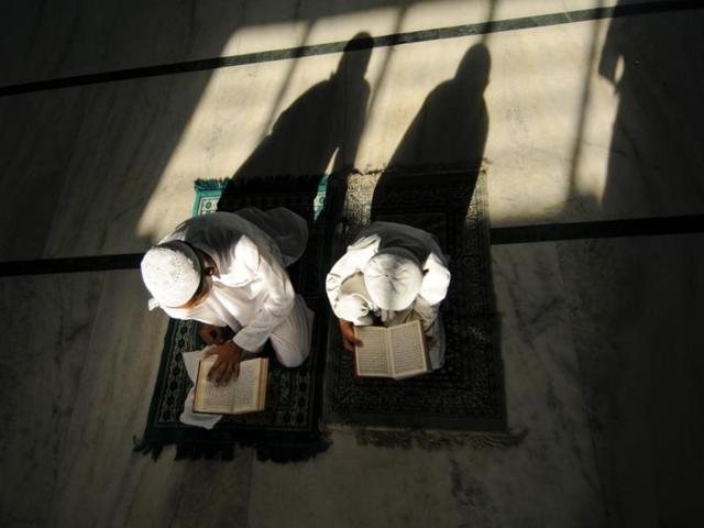 Boys recite verses from the Quran at a mosque in Noida. Volunteers across Uttar Pradesh have been organising meals and charity events for people during the holy month. (Burhaan Kinu /HT Photo) Boys recite verses from the Quran at a mosque in Noida. Volunteers across Uttar Pradesh have been organising meals and charity events for people during the holy month. (Burhaan Kinu /HT Photo)