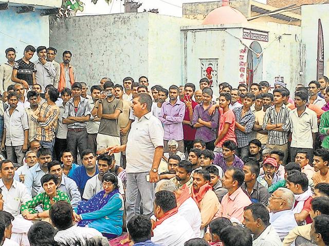 A mahapanchayat was held in Bisada village on Monday, in defiance of a prohibitory order and asked the police to file an FIR against Mohammad Ikhlaq’s family.(HT File Photo) A mahapanchayat was held in Bisada village on Monday, in defiance of a prohibitory order and asked the police to file an FIR against Mohammad Ikhlaq’s family.(HT File Photo)