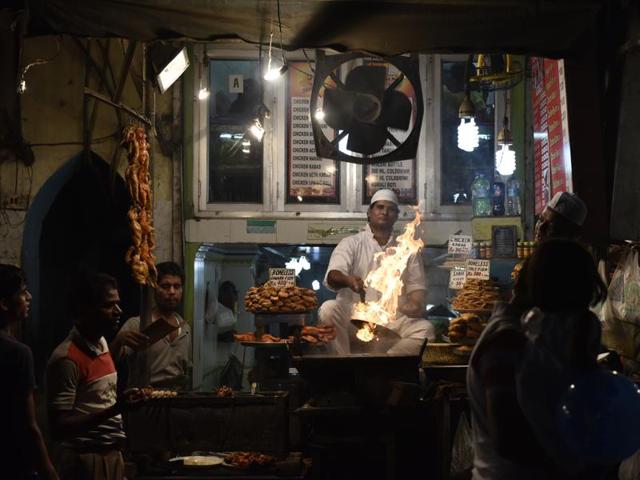 A shopkeeper displays his dishes near Delhi’s Jama Masjid as devotees break their fast in the evening. Apart from kebabs and tikkas, visitors can flock to British Raj-era bakeries in Old Delhi during Ramzan. (Vipin Kumar/HT Photo) A shopkeeper displays his dishes near Delhi’s Jama Masjid as devotees break their fast in the evening. Apart from kebabs and tikkas, visitors can flock to British Raj-era bakeries in Old Delhi during Ramzan. (Vipin Kumar/HT Photo)
