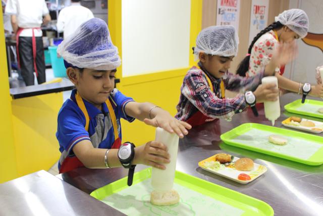 Children assemble burgers at Kidzania (Photo: Kidzania)