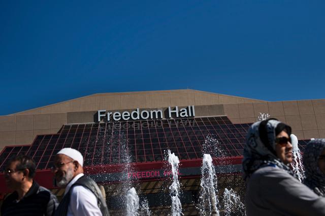 People arrive for a Jenazah service to celebrate the life of boxing legend Muhammad Ali at Freedom Hall June 9, 2016 in Louisville, Kentucky. (AFP Photo) People arrive for a Jenazah service to celebrate the life of boxing legend Muhammad Ali at Freedom Hall June 9, 2016 in Louisville, Kentucky. (AFP Photo)