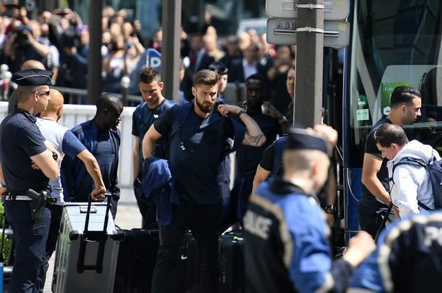 France's forward Olivier Giroud (centre) arrives with teammates at their hotel in Paris, on the eve of the Euro 2016 football tournament opening match between France and Romania. (AFP Photo) France's forward Olivier Giroud (centre) arrives with teammates at their hotel in Paris, on the eve of the Euro 2016 football tournament opening match between France and Romania. (AFP Photo)