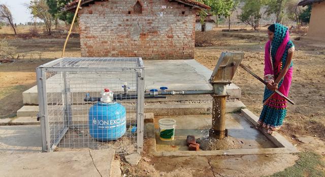 A flouride removal filter fitted with a tube well to save villagers from fluorosis needs repair at Pratappur village in Garhwa. (B Vijay Murty/ Hindustan Times) A flouride removal filter fitted with a tube well to save villagers from fluorosis needs repair at Pratappur village in Garhwa. (B Vijay Murty/ Hindustan Times)