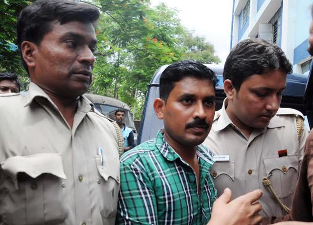 T Rajkumar Rao, the alleged kingpin in the kidney trade racket, who was arrested by the Delhi Police from Rajarhat in West Bengal on Tuesday, is being produced before a court.(PTI) T Rajkumar Rao, the alleged kingpin in the kidney trade racket, who was arrested by the Delhi Police from Rajarhat in West Bengal on Tuesday, is being produced before a court.(PTI)