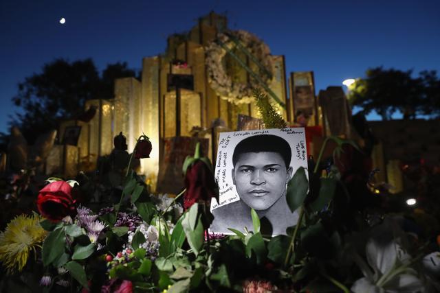 A portrait of Muhammad Ali, under a crescent moon, stands at a memorial outside the Muhammad Ali Centre in Louisville, Kentucky. (AFP Photo) A portrait of Muhammad Ali, under a crescent moon, stands at a memorial outside the Muhammad Ali Centre in Louisville, Kentucky. (AFP Photo)