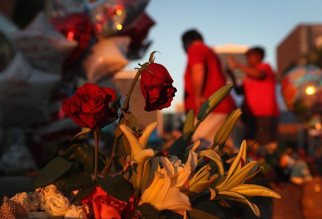 Roses stand at a makeshift memorial for Muhammad Ali outside the Muhammad Ali Centre in Louisville, Kentucky. (AFP Photo) Roses stand at a makeshift memorial for Muhammad Ali outside the Muhammad Ali Centre in Louisville, Kentucky. (AFP Photo)