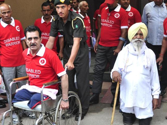 War disabled Shiv Kumar Sharma and Kartar Singh at the Manekshaw auditorium in Chandimandir on Wednesday. (Sant Arora/HT Photo) War disabled Shiv Kumar Sharma and Kartar Singh at the Manekshaw auditorium in Chandimandir on Wednesday. (Sant Arora/HT Photo)
