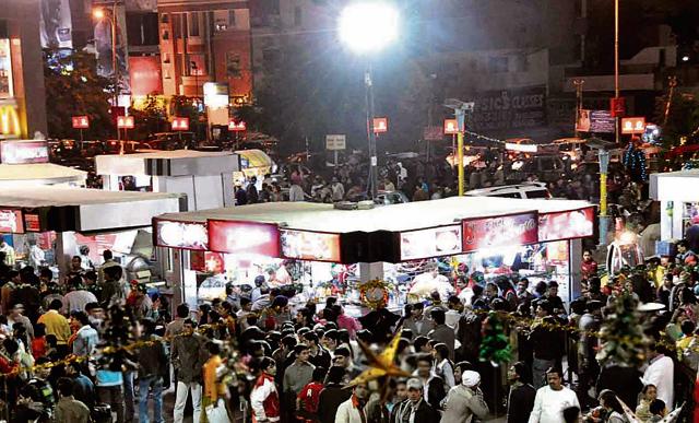 Over 50,000 people frequent Gaurav Tower area on weekends leading to massive traffic snarls and parking problem. (HT File Photo) Over 50,000 people frequent Gaurav Tower area on weekends leading to massive traffic snarls and parking problem. (HT File Photo)