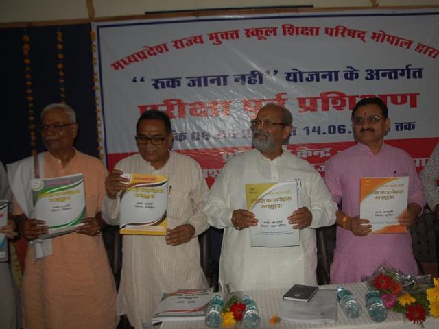 Education minister Paras Jain inaugurates coaching sessions under the ‘Ruk Jana Nahi’ scheme in Bhopal on Wednesday. (HT photo) Education minister Paras Jain inaugurates coaching sessions under the ‘Ruk Jana Nahi’ scheme in Bhopal on Wednesday. (HT photo)