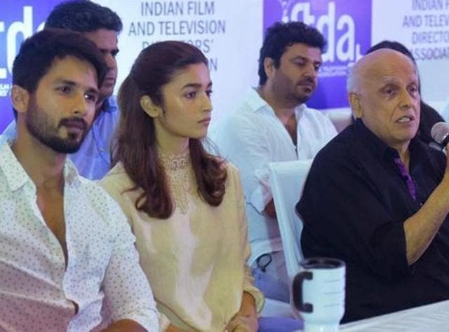 Filmmaker Mahesh Bhatt with Udta Punjab film actors Shahid Kapoor and Alia Bhatt during a press conference organized by Indian Film and Television Directors Association (IFTDA) in Mumbai.(PTI)