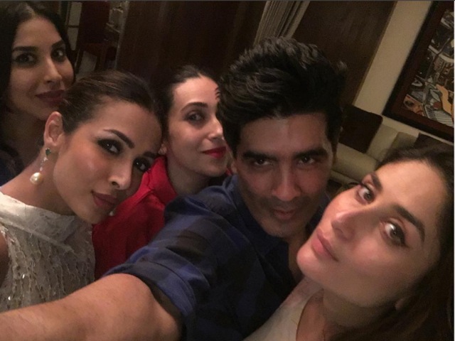 Malaika Arora Khan, Karisma Kapoor, Manish Malhotra, Kareena Kapoor Khan and Sophie Choudry pose for a selfie. (Instagram)