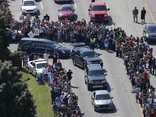 The hearse carrying the remains of Muhammad Ali leaves the AD Porter & Sons funeral home during the funeral procession for the three-time heavyweight boxing champion in Louisville, Kentucky.(Reuters Photo)