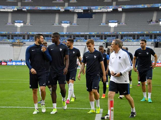 France's Paul Pogba (2nd L), Antoine Griezmann (2nd R) during a training session at the Stade de France stadium in Saint-Denis, north of Paris, on June 9, 2016, on the eve of the start of the 2016 European championships against Romania. (AFP) 
