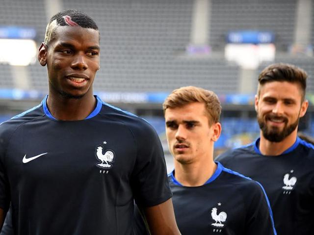 Paul Pogba (L), Antoine Griezmann (C) and Olivier Giroud walk off the ground after practice. (AFP) 