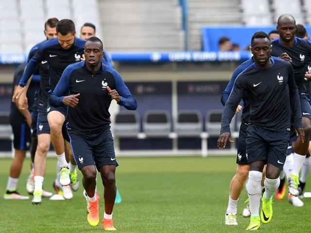 Blaise Matuidi (L) and Bacary Sagna carry out drills. (AFP) 