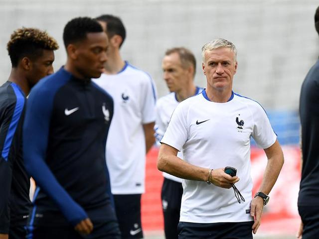 France's head coach Didier Deschamps (C) oversees the training. (AFP) 