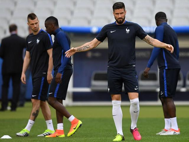 France's Olivier Giroud stretches. (AFP) 