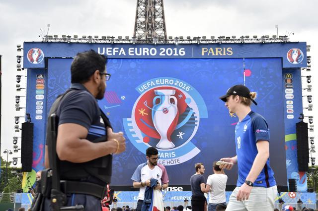Supporters walk inside the fanzone ahead of the first football matches of the Euro 2016. (AFP Photo) Supporters walk inside the fanzone ahead of the first football matches of the Euro 2016. (AFP Photo)