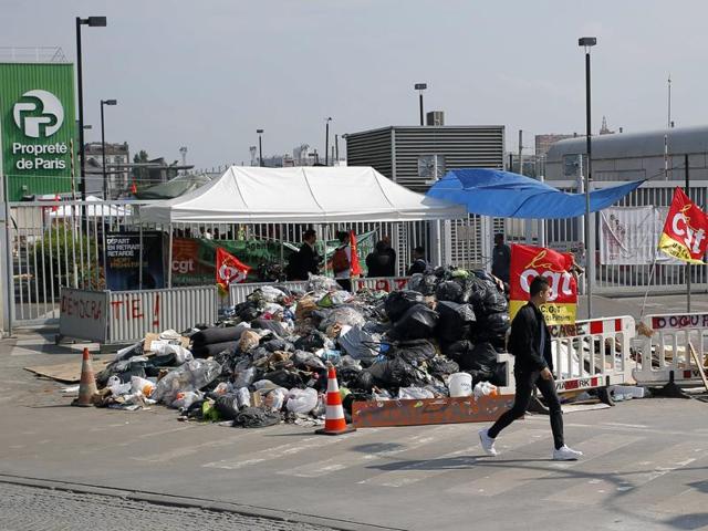 Public-sector waste treatment staff who have been on strike for days have vowed to continue the protest into next week. (AP Photo) Public-sector waste treatment staff who have been on strike for days have vowed to continue the protest into next week. (AP Photo)