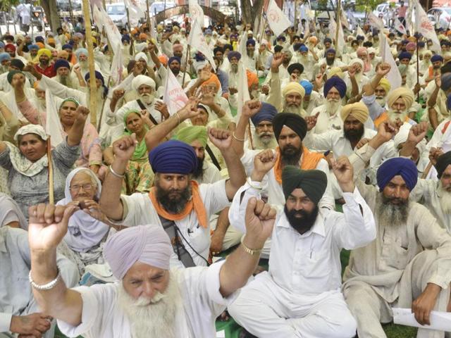 Activists of the Kisan Sangharsh Committee raising slogans during a protest outside the deputy commissioner office in Amritsar on Thursday. (Sameer Sehgal/HT Photo) Activists of the Kisan Sangharsh Committee raising slogans during a protest outside the deputy commissioner office in Amritsar on Thursday. (Sameer Sehgal/HT Photo)