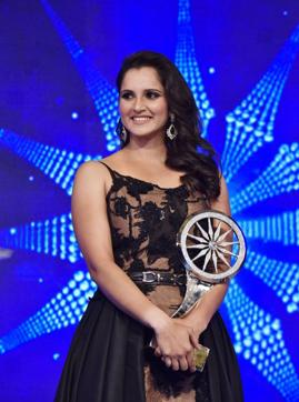 Sania Mirza with her " Indian of The Year2016" award by CNN News18. (Sanjeev Verma/ HT Photo)