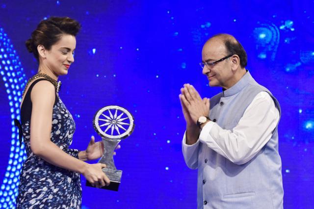 Finance minister Arun Jaitley presents Special Achievement Award to Kangna Ranuat during the " Indian of The Year2016". (Sanjeev Verma/ HT Photo)