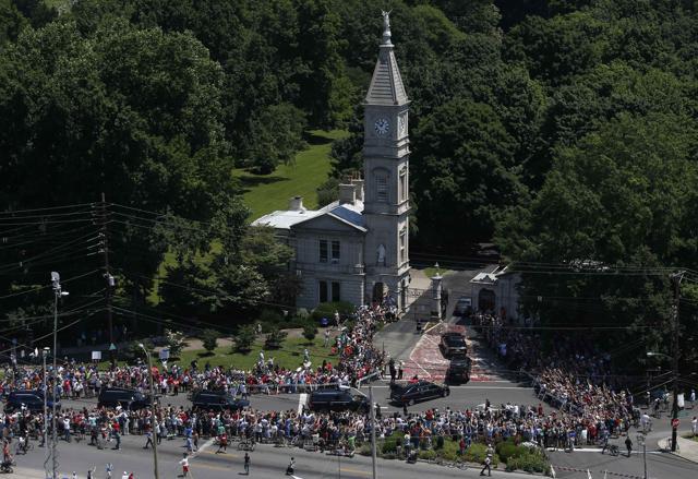 Flower petals are seen on the ground as the hearse carrying the remains of Muhammad Ali arrives at Cave Hill Cemetery during the funeral procession. (Reuters Photo) Flower petals are seen on the ground as the hearse carrying the remains of Muhammad Ali arrives at Cave Hill Cemetery during the funeral procession. (Reuters Photo)