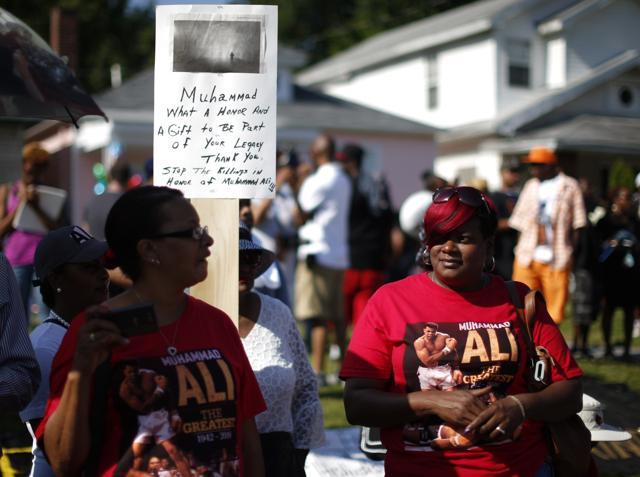 Mourners gather outside Muhammad Ali's childhood home during the funeral procession for the three-time heavyweight boxing champion in Louisville, Kentucky. (Reuters Photo)
