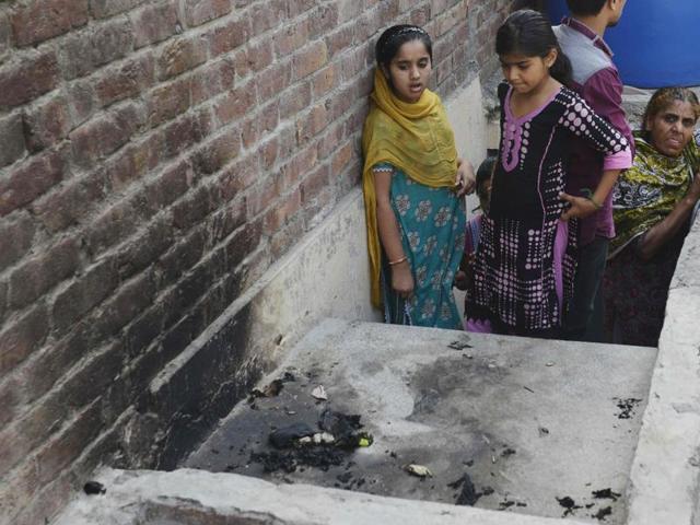 Residents stand at the site where a teenager was burnt alive by her mother in Lahore on June 8, 2016. (AFP Photo) Residents stand at the site where a teenager was burnt alive by her mother in Lahore on June 8, 2016. (AFP Photo)