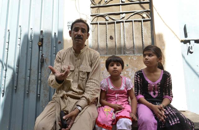 Pakistani schoolgirl Maham (R), who was taught by a teenager who was set on fire by her mother, poses for a photograph alongside classmate Amina (C) and her father Muhammad Asghar outside the house where their teacher lived in Lahore on June 9, 2016. (AFP Photo) Pakistani schoolgirl Maham (R), who was taught by a teenager who was set on fire by her mother, poses for a photograph alongside classmate Amina (C) and her father Muhammad Asghar outside the house where their teacher lived in Lahore on June 9, 2016. (AFP Photo)