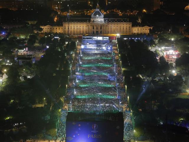 The crowd in the fan zone on the Champ de Mars during Guetta’s concert. (AP)