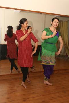 Danseuse Swati Sinha teaches Kathak to Akmaral Kainazarora from Kazakhstan. (Prabhas Roy/HT )