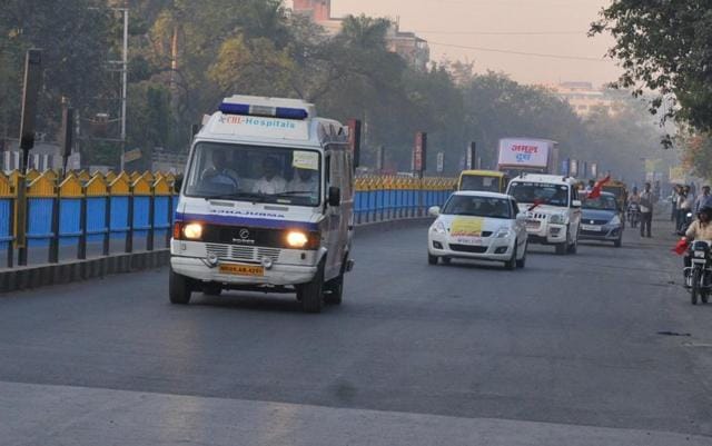 In Indore, while transporting the organs, a green corridor is also created on road so that no time is wasted. (HT Photo) In Indore, while transporting the organs, a green corridor is also created on road so that no time is wasted. (HT Photo)
