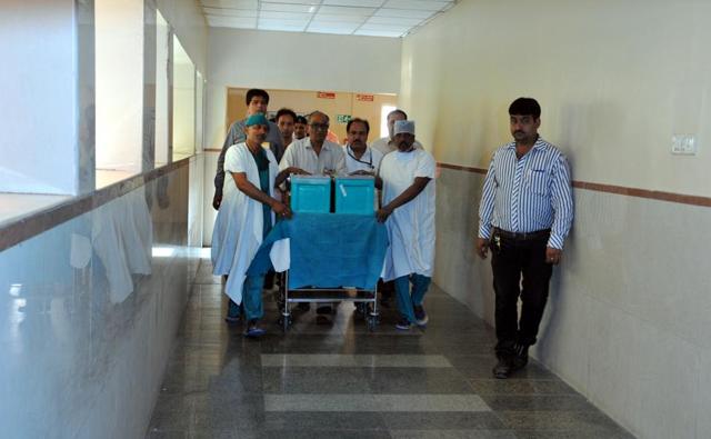 A retrieved organ is rushed out of Choitram Hospital, Indore. The city has emerged as India’s leading centre for organ harvesting, having sent organs to Delhi and Mumbai 9 times in the past 7 months(HT Photo)