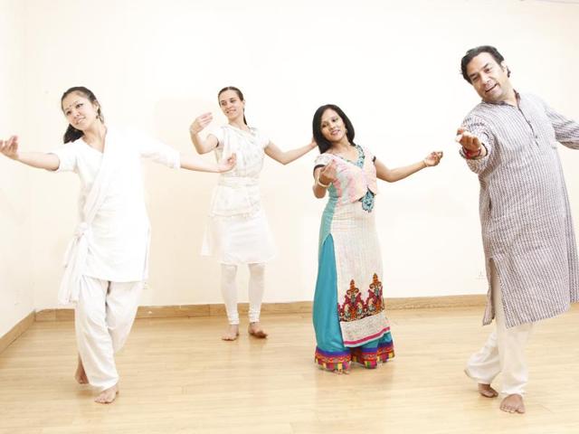 Guru Harish Gangani (extreme right) teaches Kathak to Jitrawan Phakphun (from Thailand), Zabelina Valeriya (Uzbekistan) and Suchita Das (Bangladesh) at Shriram Bharatiya Kala Kendra in Mandi House.(Waseem Gashroo/HT)