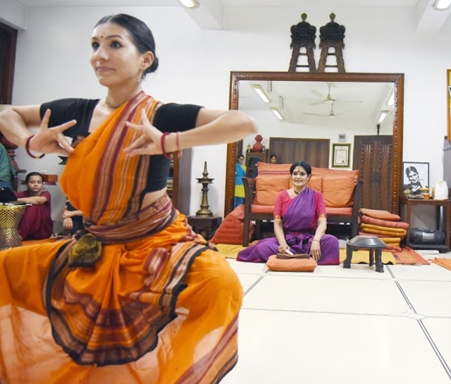 Saraswati Dasi (front) learns Bharatanatyam from exponent Geeta Chandran. (Pranita Choudhry/HT) Saraswati Dasi (front) learns Bharatanatyam from exponent Geeta Chandran. (Pranita Choudhry/HT)